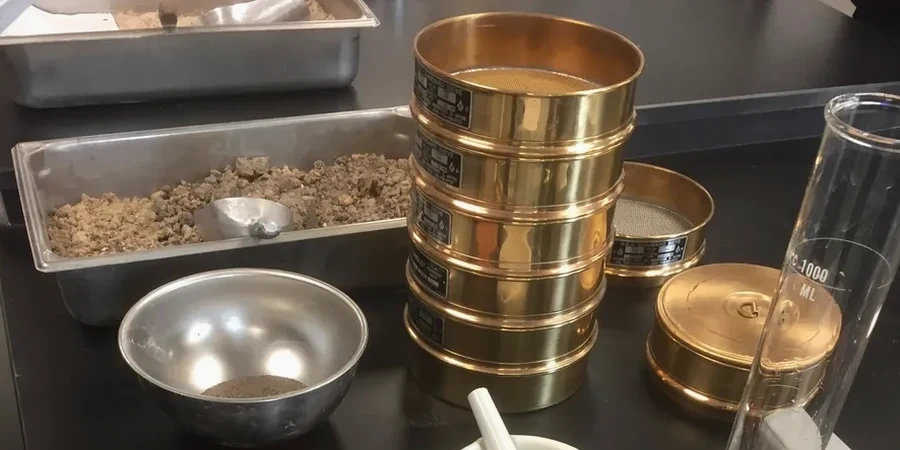Korngrößenanalyse (Siebung + Hydrometer) in Hamm – DIN-konforme Laborbestimmung